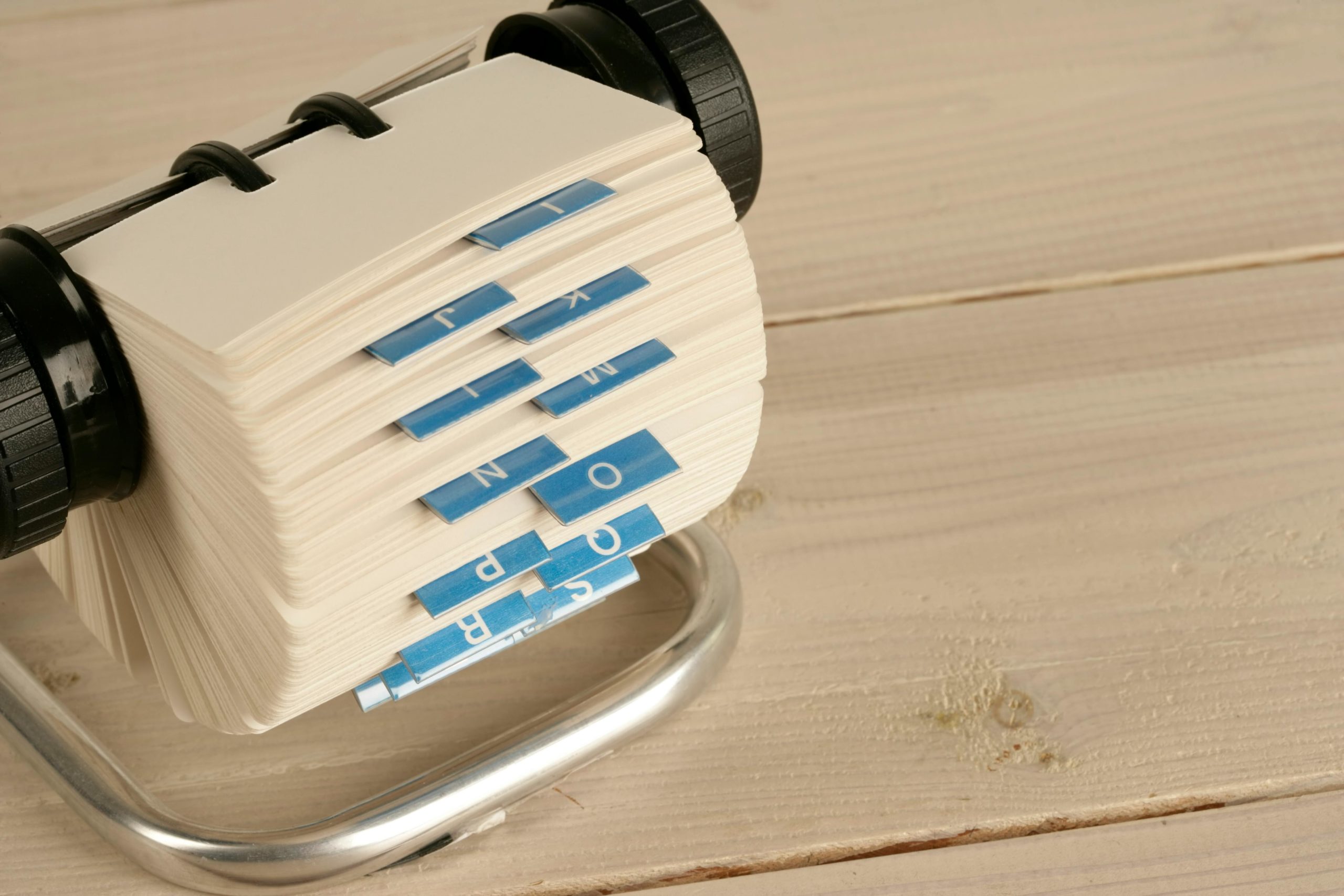 Rolodex avec onglets alphabetiques, metaphore visuelle du registry contre les hallucinations LLM