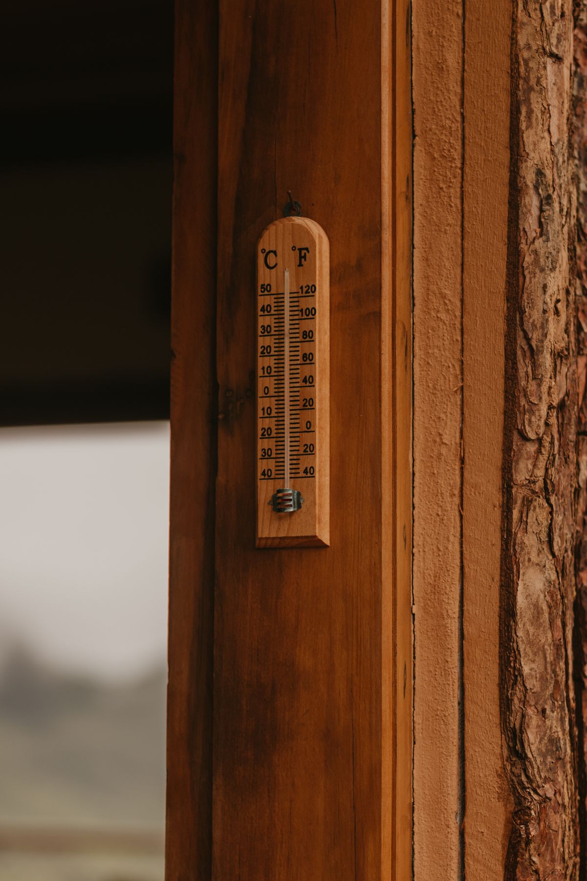 Thermomètre ancien sur un mur en bois, illustration du tool calling LLM pour la météo