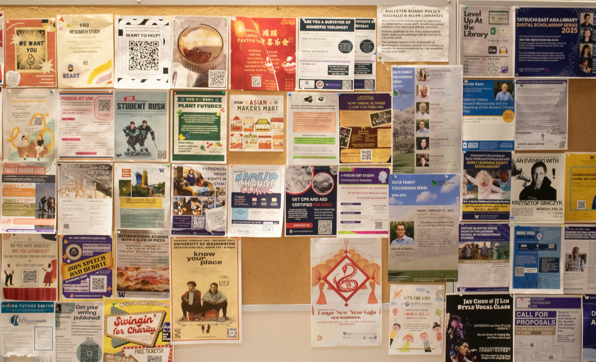 panneau d'affichage couvert d'annonces datées